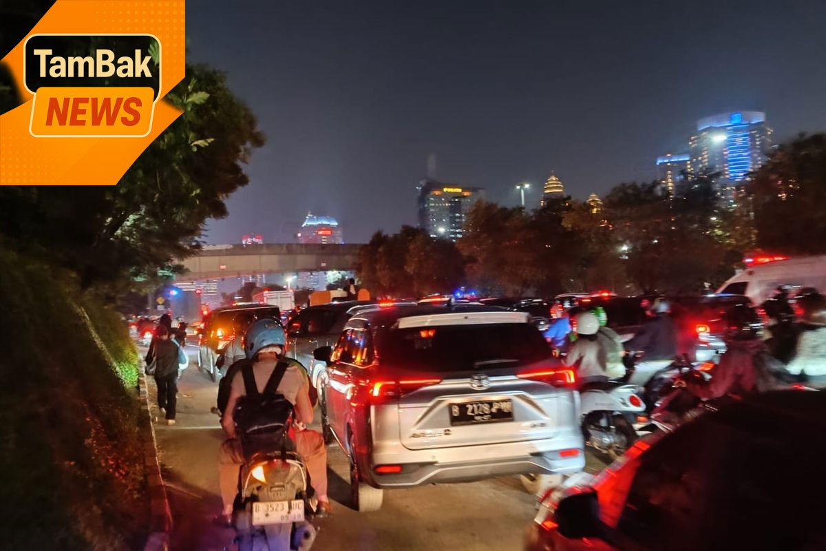 Saat Pembakaran Tol Jadi Mimpi Buruk Jakarta, Warga Terjebak Macet Horor