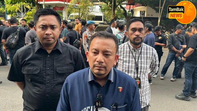 Pria viral di Tambora gendong biawak